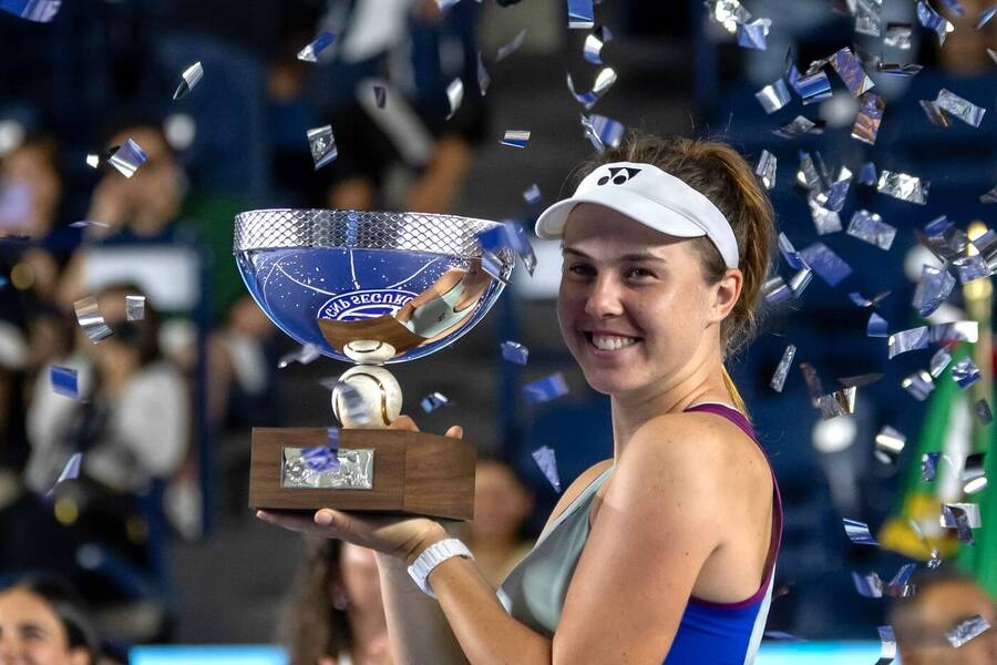 Česká tenistka Linda Nosková s trofejí pro vítězku WTA 500 Monterrey Open v Mexiku.