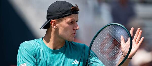 Český tenista Jakub Menšík v zápase ATP Masters 2025 v Torontu; Menšík a další Češi i Češky dnes hrají tisícovku v Cincinnati.