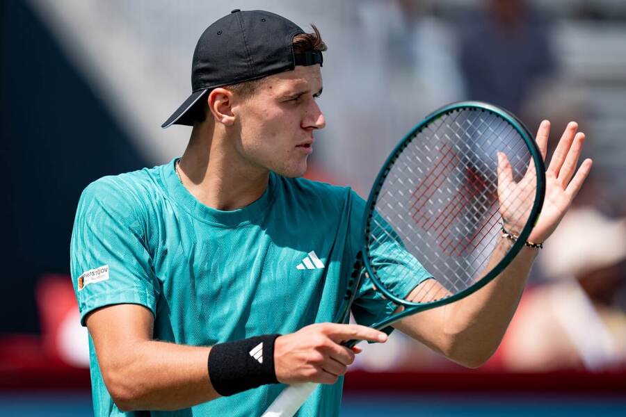 Český tenista Jakub Menšík v zápase ATP Masters 2025 v Torontu; Menšík a další Češi i Češky dnes hrají tisícovku v Cincinnati.