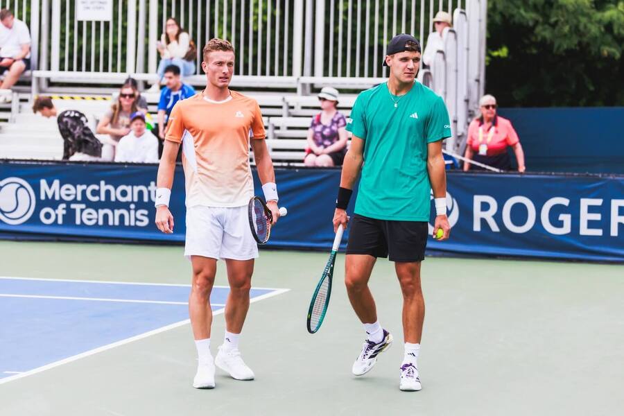 Čeští tenisté Jiří Lehečka a Jakub Menšík ve čtyřhře na ATP Masters 2025 v Torontu, dnes hrají debl také v Cincinnati.