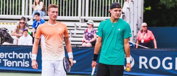 Čeští tenisté Jiří Lehečka a Jakub Menšík ve čtyřhře na ATP Masters 2025 v Torontu, dnes hrají debl také v Cincinnati.