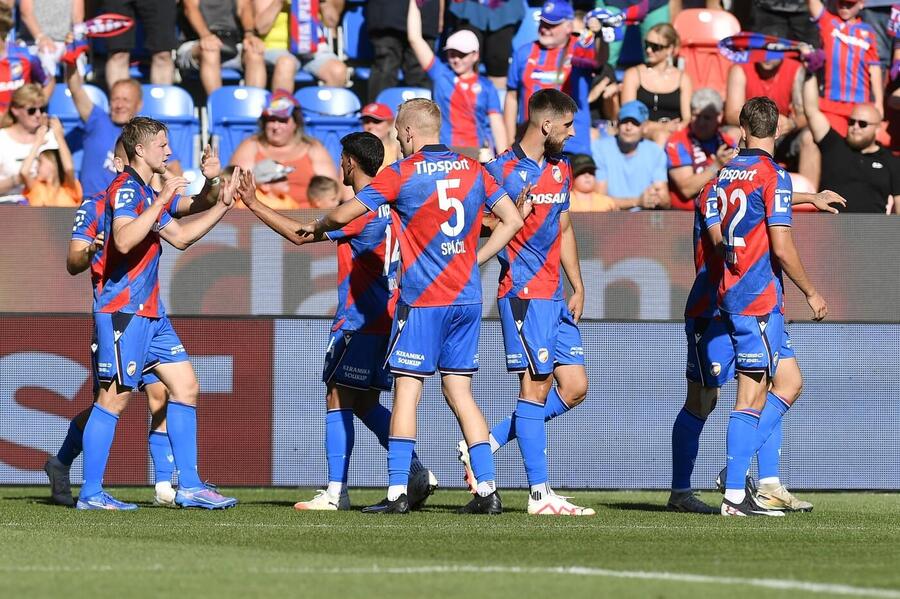 Fotbalisté Plzně slaví gól do sítě Slovácka