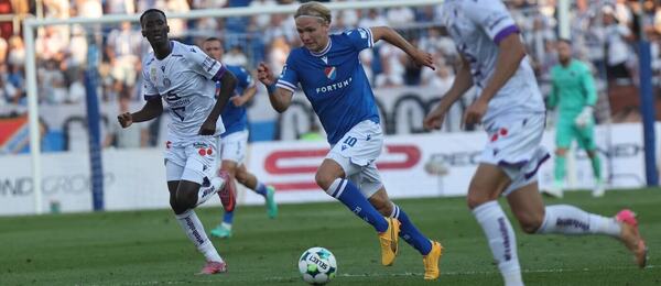Matěj Šín (uprostřed) byl jedním ze střelců Baníku v prvním duelu s Austrií