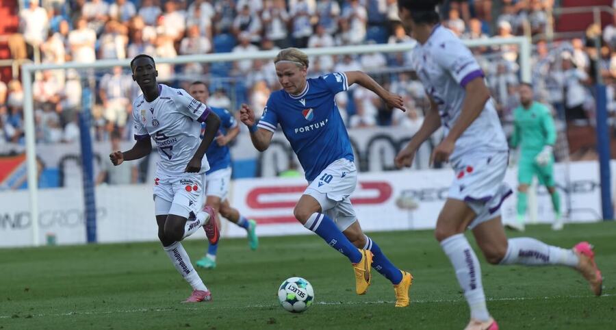 Matěj Šín (uprostřed) byl jedním ze střelců Baníku v prvním duelu s Austrií