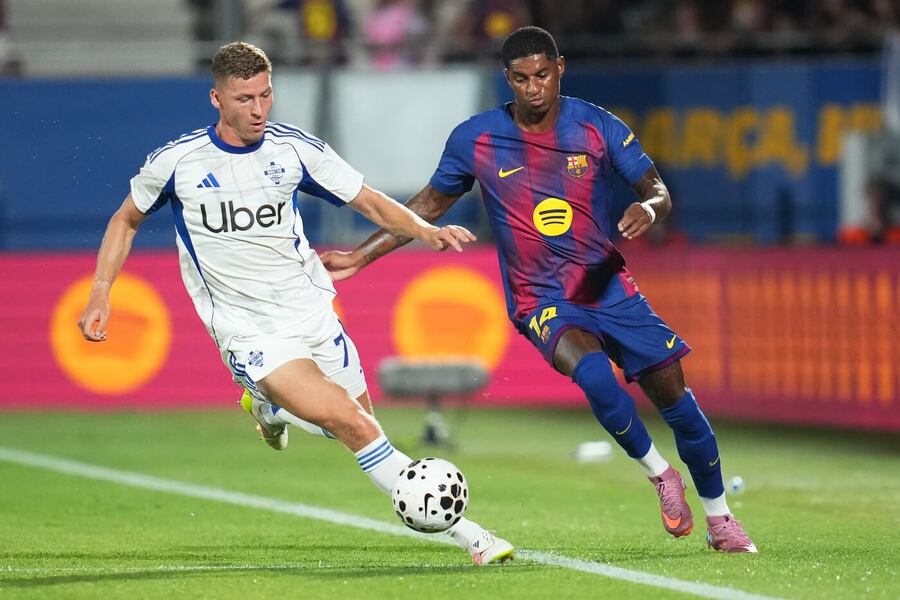 Barcelona v generálce porazila Como, vpravo na snímku jedna z posil Marcus Rashford