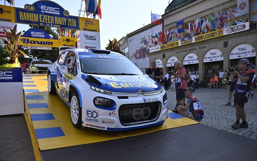 Barum Rally Zlín 2025, posádka Václav Pech - Petr Uhel přejíždí přes startovní rampu