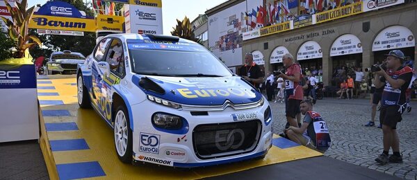 Barum Rally Zlín 2025, posádka Václav Pech - Petr Uhel přejíždí přes startovní rampu