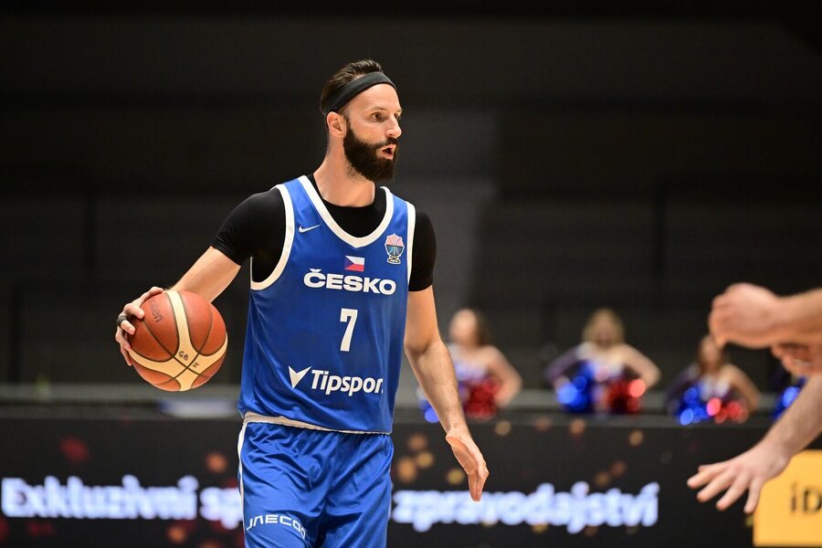 Vojtěch Hruban by měl být jedním z lídru českého týmu na EuroBasketu 2025 (fotka z přípravného utkání proti Gruzii)