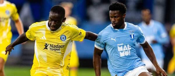 4. předkolo Evropské ligy: Abdoulaye Sylla z Olomouce (vlevo) v souboji s Emmanuelem Ekongem hájící barvy Malmö
