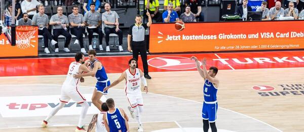 Ondřej Sehnal střílí trestný hod, na doskoku Jan Zídek (blíže) a Jan Kejval, foto z přípravného utkání českého týmu proti Turecku před EuroBasketem 2025