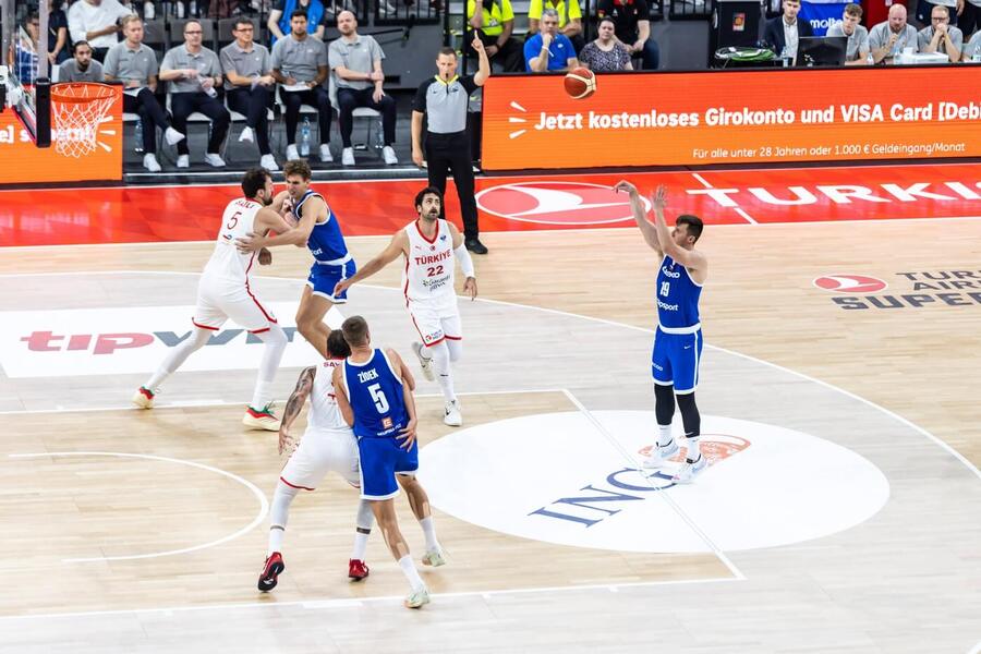 Ondřej Sehnal střílí trestný hod, na doskoku Jan Zídek (blíže) a Jan Kejval, foto z přípravného utkání českého týmu proti Turecku před EuroBasketem 2025