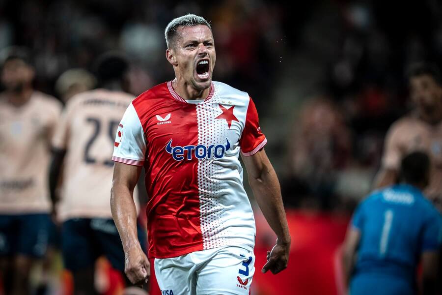 Slávistický obránce Tomáš Holeš v duelu proti Pardubicím