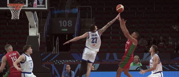 EuroBasket 2025, Vít Krejčí brání portugalského hráče (fotka ze zápasu Česko vs. Portugalsko)