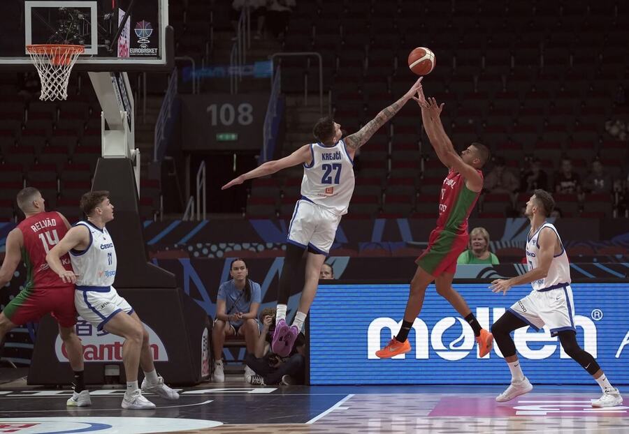 EuroBasket 2025, Vít Krejčí brání portugalského hráče (fotka ze zápasu Česko vs. Portugalsko)