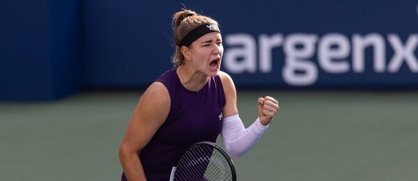 Karolína Muchová se raduje z postupu do 3. kola US Open 2025. Dnes se v českém derby střetne s Lindou Noskovou.