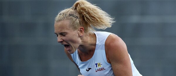 Kateřina Siniaková v zápase na US Open 2025, kde dnes hraje 2. kolo čtyřhry. Jaký je český program pro 30. 8.?