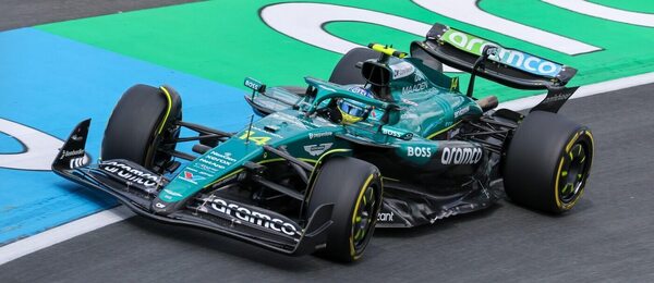 Fernando Alonso v Aston Martinu patřil při trénincích před VC Nizozemska k nejrychlejším jezdcům