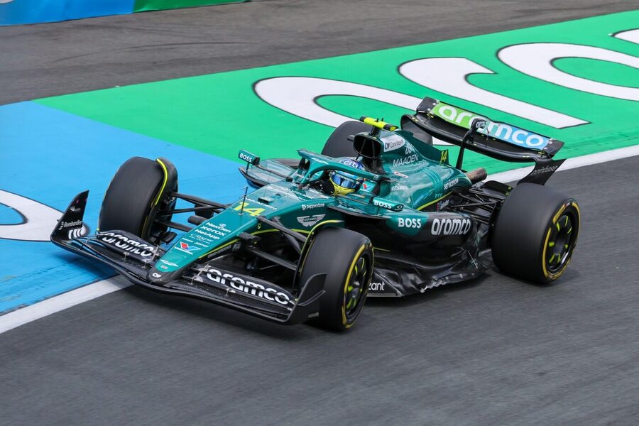 Fernando Alonso v Aston Martinu patřil při trénincích před VC Nizozemska k nejrychlejším jezdcům