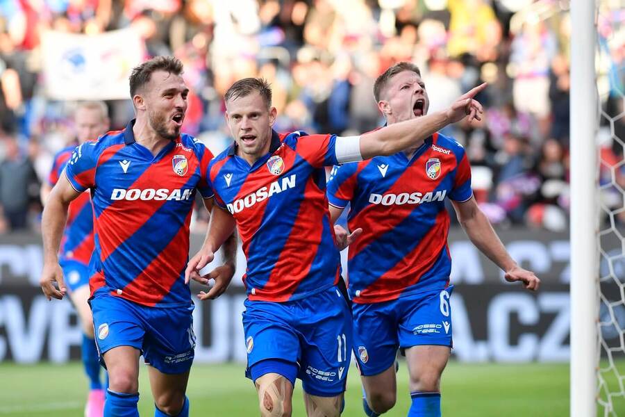 Matěj Vydra (uprostřed) zajistil Plzni výhru proti Karviné