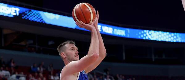 Jeden z tahounů české basketbalové reprezentace Martin Peterka při střelbě (foto ze zápasu proti Turecku)