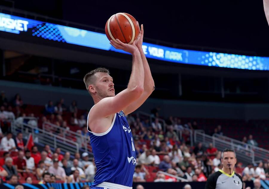 Jeden z tahounů české basketbalové reprezentace Martin Peterka při střelbě (foto ze zápasu proti Turecku)