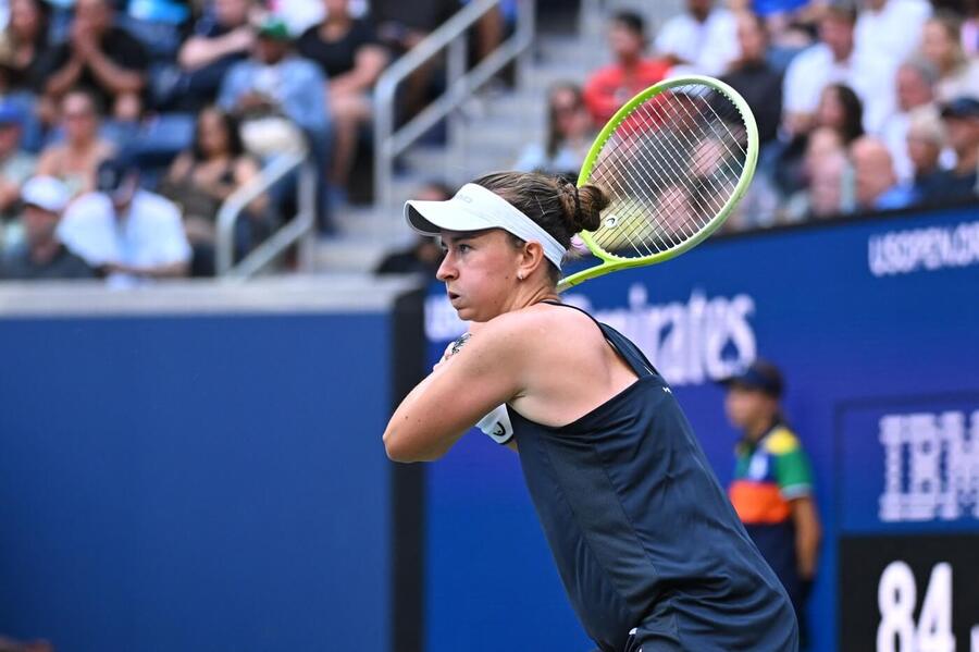 Barbora Krejčíková v osmifinále US Open 2025 předvedla skvělý obrat, spolu s dalšími Češkami a Čechy hraje i dnes.