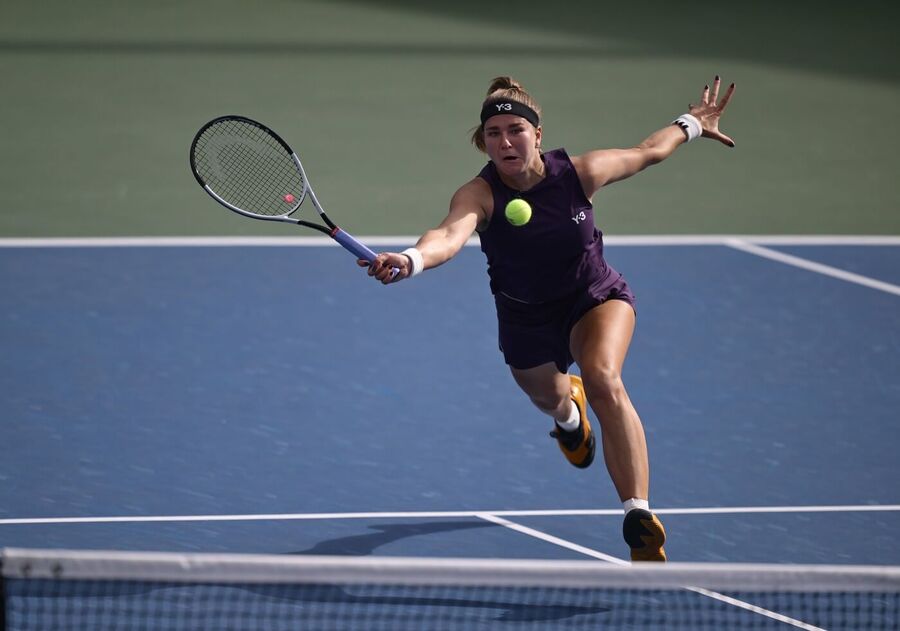 Karolína Muchová ve vítězném osmifinále US Open 2025 v New Yorku. Ve čtvrtfinále ji dnes vyzve Naomi Osaka, sledujte zápas live.