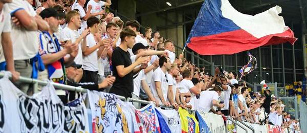 Fanoušci českého výběru U21 podporují své chlapce na tribunách
