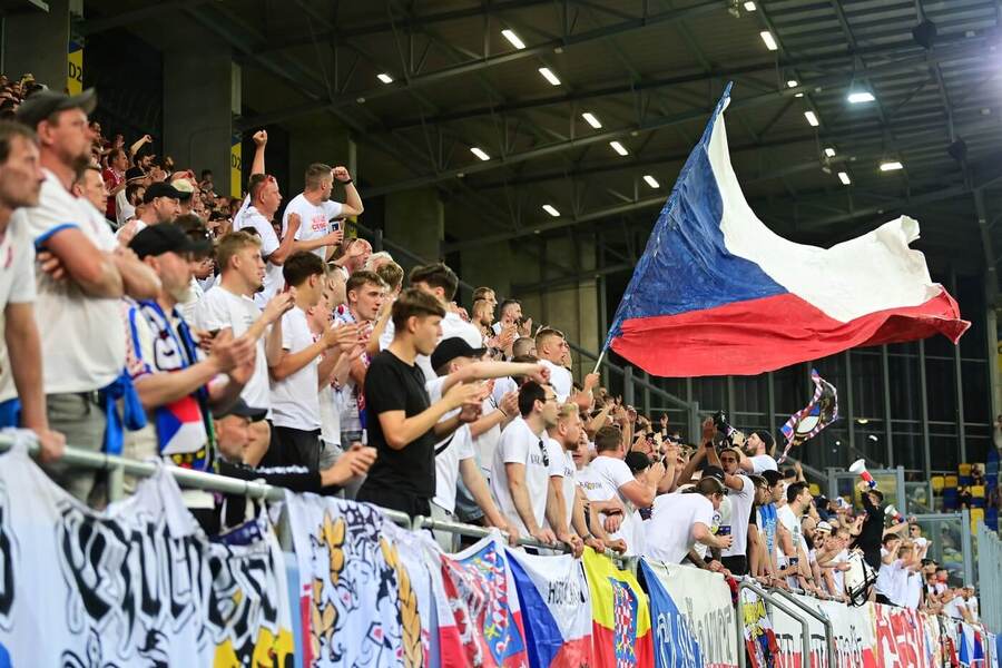 Fanoušci českého výběru U21 podporují své chlapce na tribunách
