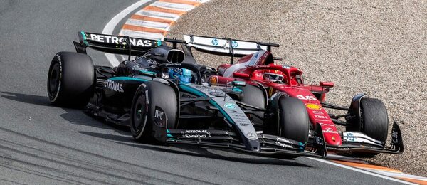 Charles Leclerc předjíždí George Russella při Velké ceně Nizozemska
