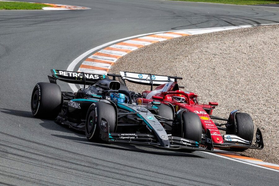 Charles Leclerc předjíždí George Russella při Velké ceně Nizozemska