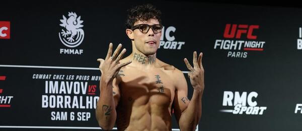MMA zápasník Caio Borralho při vážení před turnajem UFC v Paříži