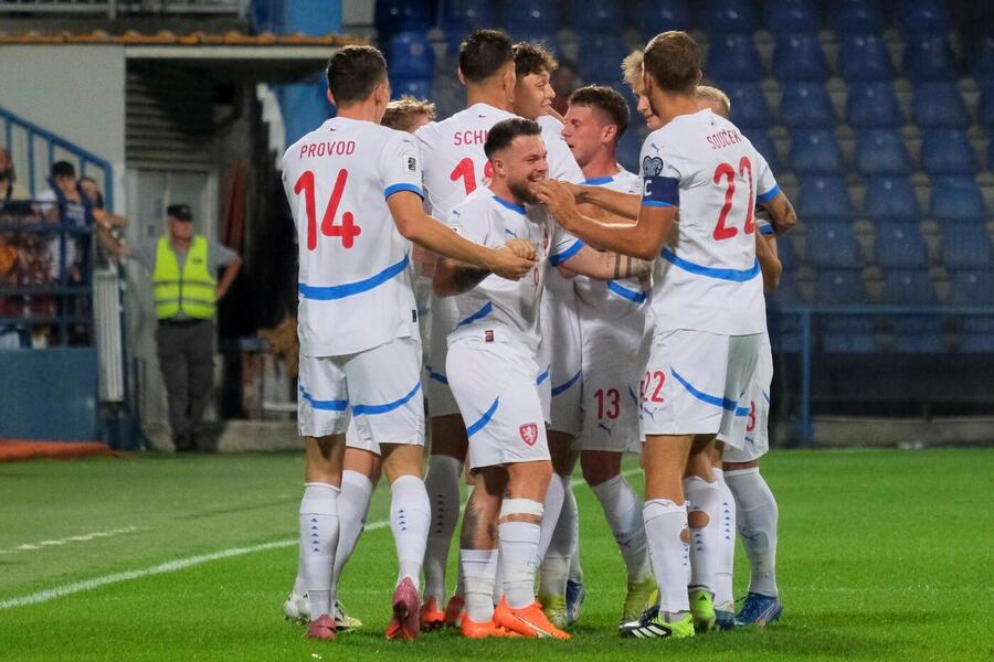 Čeští reprezentanti slaví gól v pátečním duelu v Černé Hoře