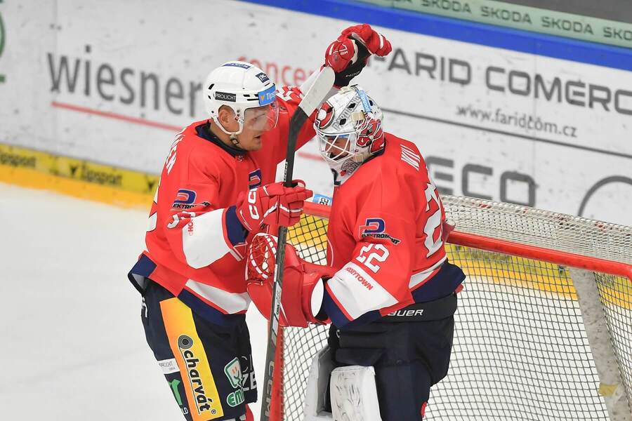 Pardubický Tomáš Vondráček a gólman Roman Will se radují z vítězství v přáteláku proti Mladé Boleslavi