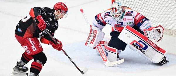 Hokejisté Patrik Miškář a Roman Will v derby Pardubice vs. Mountfield HK. To dnes uvidíme i v 1. kole ELH 2025/2026. 