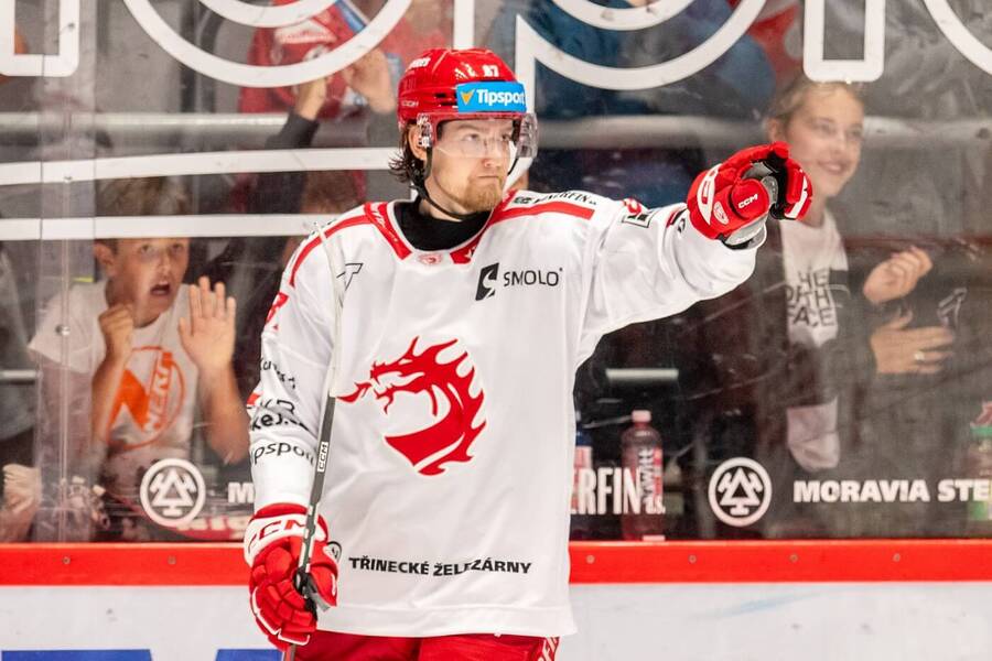 Michal Kovařčík skóroval při návratu do české extraligy, Třinec i dalších 13 klubů dnes čeká 2. kolo ELH 2025/2026