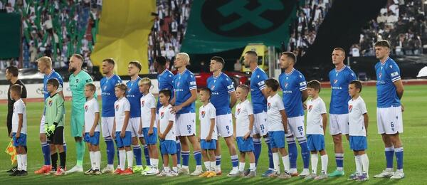 Hráči Baníku v nástupu před duelem s Celje