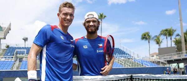 Jiří Lehečka a Tomáš Macháč při tréninku na kvalifikaci Davis Cupu 2025 proti USA. Jaký je program pro 1. hrací den?