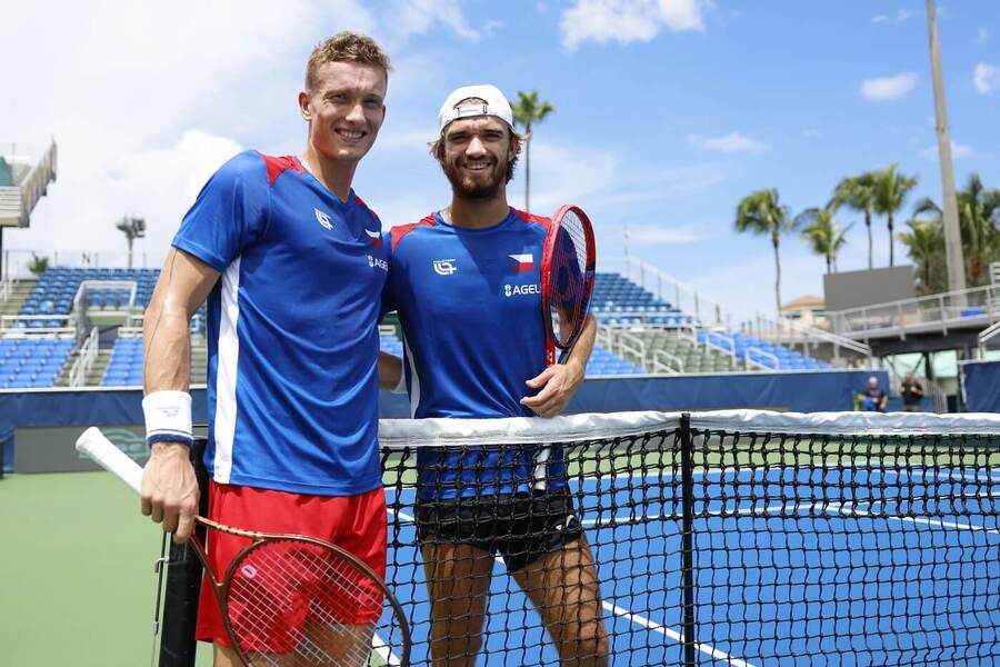 Jiří Lehečka a Tomáš Macháč při tréninku na kvalifikaci Davis Cupu 2025 proti USA. Jaký je program pro 1. hrací den?