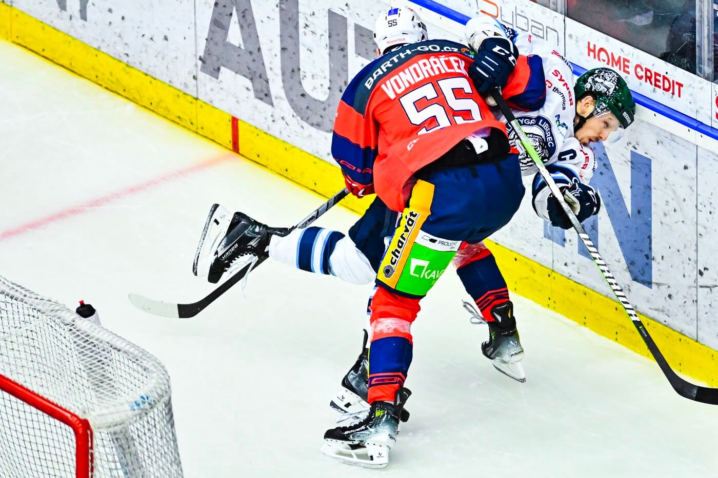 Hokej extraliga, zápas Liberec vs. Pardubice, osobní souboj mezi Tomášem Vondráčkem (vlevo) a Radimem Šimkem