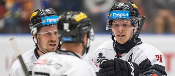 Filip Chlapík, Mark Pysyk a Jakub Krejčík v 1. zápase Tipsport extraligy 2025/26. Sparta dnes ve 2. kole hostí Třinec.