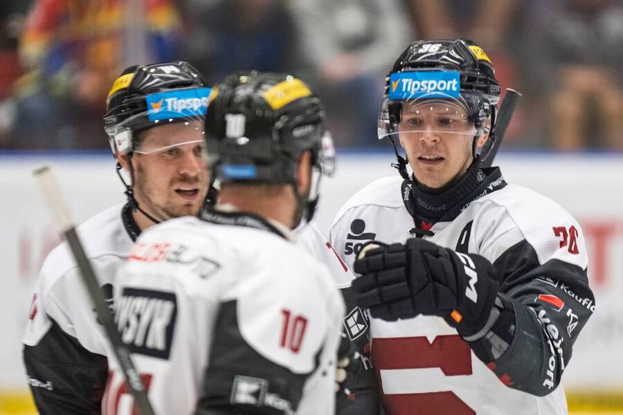 Filip Chlapík, Mark Pysyk a Jakub Krejčík v 1. zápase Tipsport extraligy 2025/26. Sparta dnes ve 2. kole hostí Třinec.