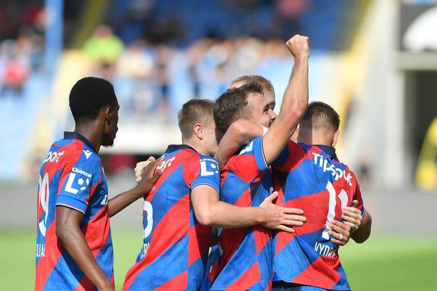 Fotbalisté Plzně se radují z gólu v utkání v Liberci