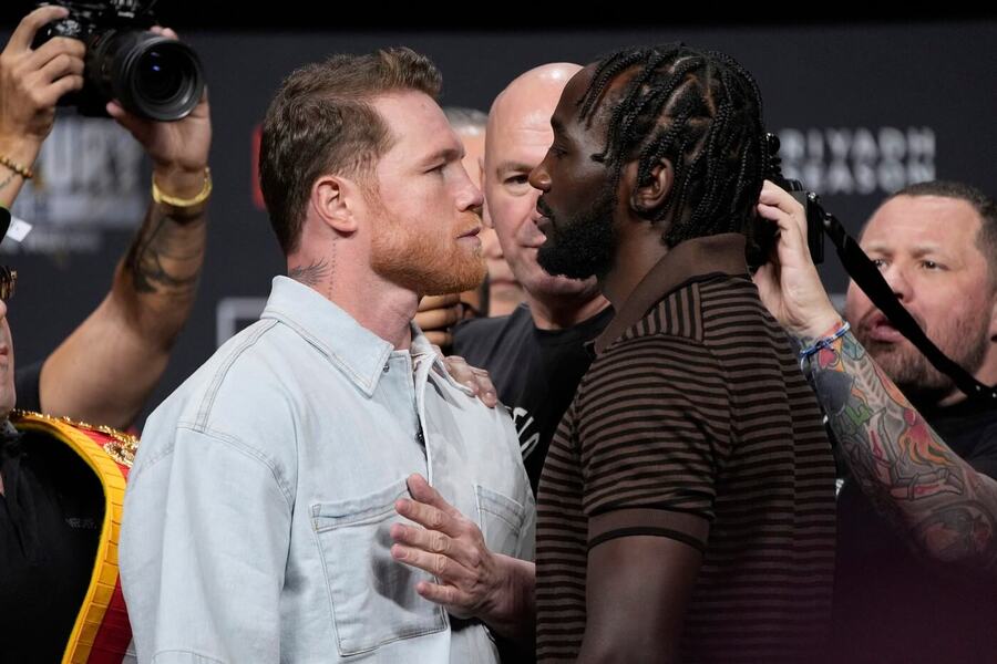Staredown mezi boxery Canelem Álvarezem a Terencem Crawfordem