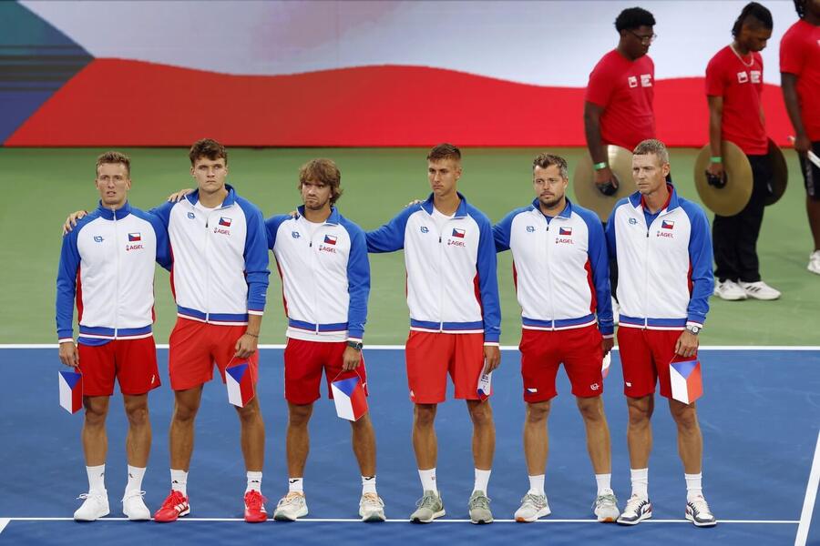 Čeští tenisté při slavnostním zahájení finále kvalifikace Davis Cupu 2025 proti USA. V sobotu 13. 9. je na programu rozhodující 2. den