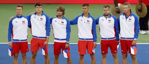 Čeští tenisté při slavnostním zahájení finále kvalifikace Davis Cupu 2025 proti USA. V sobotu 13. 9. je na programu rozhodující 2. den