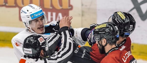 Zápas extraligy v ledním hokeji mezi Kometou a Spartou, potyčka