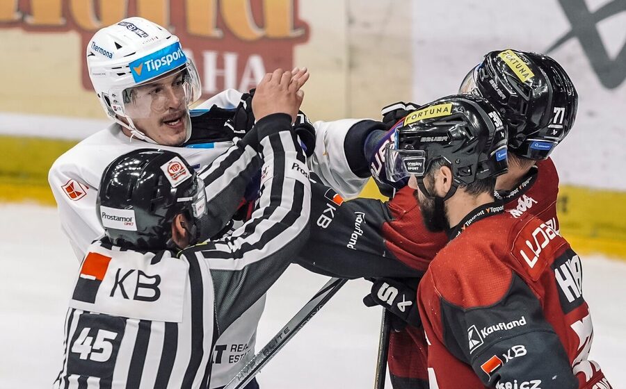 Zápas extraligy v ledním hokeji mezi Kometou a Spartou, potyčka