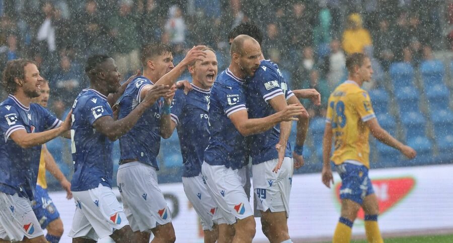 Fotbalisté Baníku se radují z gólu Davida Lischky v rozehraném zápase s Teplicemi