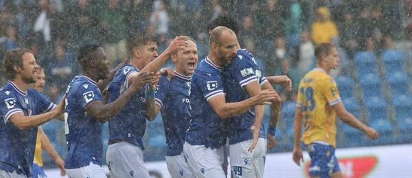Fotbalisté Baníku se radují z gólu Davida Lischky v rozehraném zápase s Teplicemi